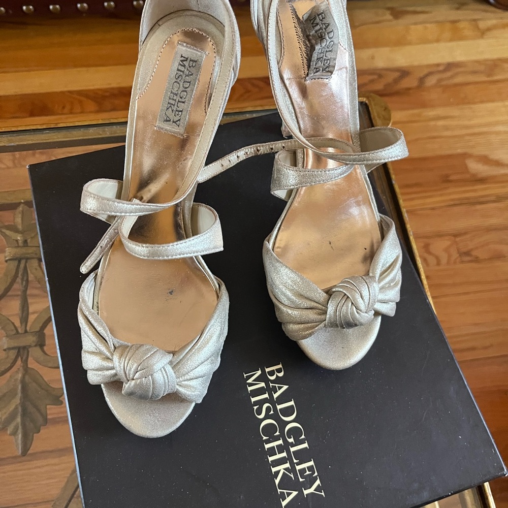Badgley Mischka Women's gold Heels